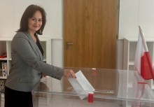 Na zdjęciu Burmistrz Gminy Żukowo przy urnie do głosowania. 