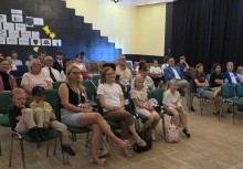 Grupa osób na widowni. - powiększ