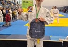 Chłopiec z dyplomem i medalem - powiększ