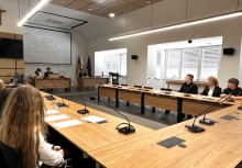 Uczestnicy Sesji oglądają prezentację.  - powiększ