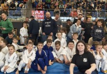 Grupa osób siedzących na macie - powiększ