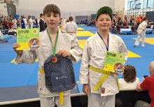 Dwóch chłopców z dyplomami  - powiększ