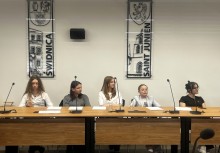 Na zdjęciu pięć dziewczyn. W tle widać tablice gmin partnerskich: Świdnica i Saint Junien.  - powiększ