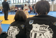 Na pierwszym planie dwie osoby w koszulkach GKS Żukowo Judo - powiększ