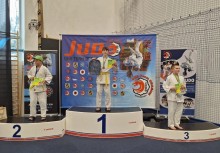 Trzy osoby na podium - powiększ