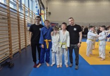 Na pierwszym planie pięć osób na sali gimnastycznej  - powiększ