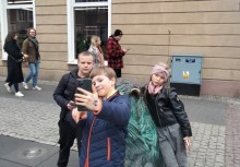 Dzieci z Gminy Żukowo podczas wycieczki chętnie dokumentują wspólne chwile – nie mogło zabraknąć selfie!  - powiększ