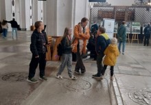 Podczas zwiedzania Bazyliki Mariackiej dzieci z Gminy Żukowo z zainteresowaniem słuchały przewodnika, poznając historię jednego z najważniejszych zabytków Pomorza.
Takie lekcje historii na długo pozostają w pamięci!  - powiększ