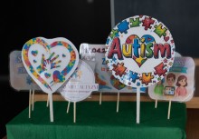 Kolorowe tabliczki na patyczkach w tematyce autyzmu.  - powiększ