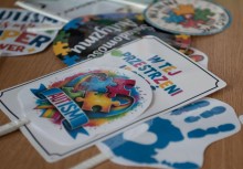 Kolorowe tabliczki na patyczkach w tematyce autyzmu. - powiększ