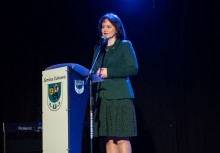 Burmistrz Gminy Żukowo Mariola Zmudzińska przy mównicy z herbem Gminy Żukowo.  - powiększ