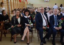 [fot. B.Bujnowska-Kowalska] Uczniowie ZSZiO w Żukowie pożegnali szkolne mury - powiększ