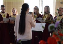[fot. B.Bujnowska-Kowalska] Uczniowie ZSZiO w Żukowie pożegnali szkolne mury - powiększ
