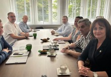 Zdjęcie grupowe na którym są 2 kobiety oraz 5 mężczyzn.