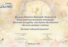 Kartka Wielkanocna. W tle Pan Jezus Chrystus Życzymy. Słowa na kartce:„Życzymy Państwu Zdrowych i Radosnych Świąt Zmartwychwstania Pańskiego! Niech ten szczególny czas będzie dla Państwa okresem spokoju i zadumy. Żëczimë redosnëch Jastrów!” - powiększ