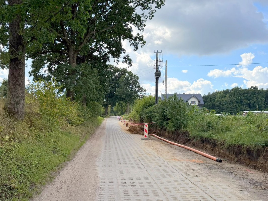 Ruszyła budowa ścieżki rowerowej w Skrzeszewie