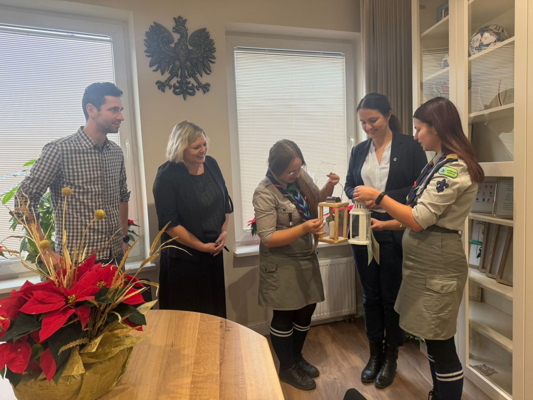Betlejemskie Światełko Pokoju w Urzędzie Gminy w Żukowie
