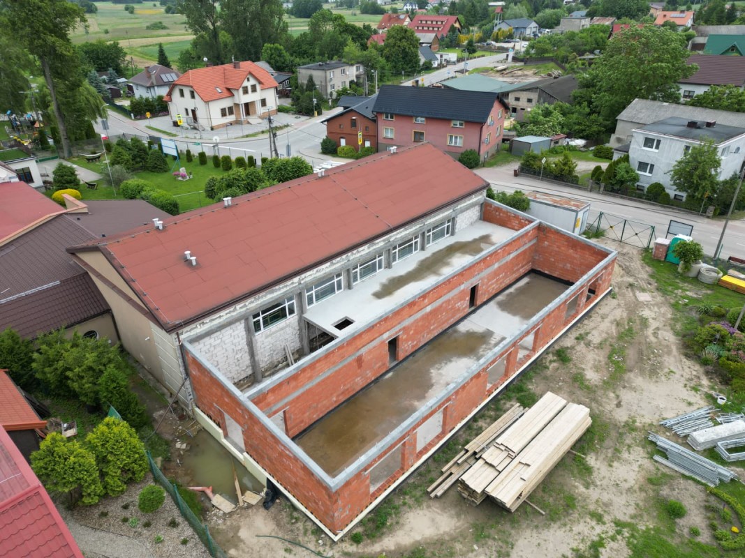 Postępy prac przy rozbudowie szkoły w Skrzeszewie